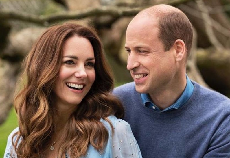 Принц Уильям и Кейт Миддлтон поделились новыми трогательными фотографиями в честь десятилетия со дня свадьбы
