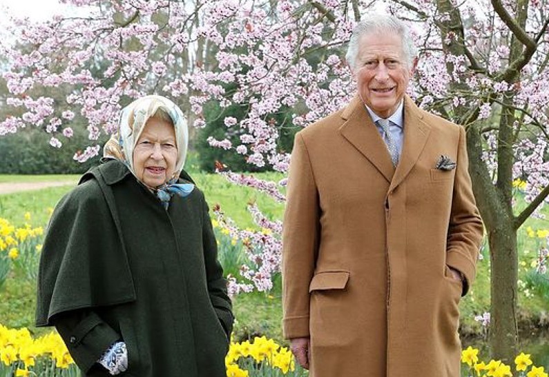 Редкий момент: Елизавета II и принц Чарльз вместе вышли в свет. Фото!