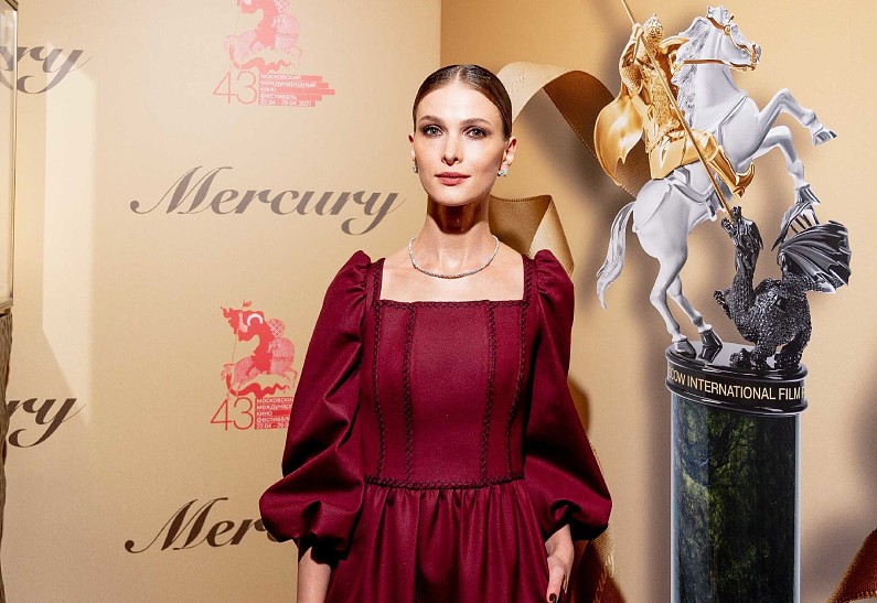 Светлана Иванова, Александр Петров, Алёна Бабенко, Дмитрий Дюжев и другие звезды на церемонии закрытия ММКФ