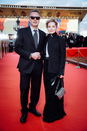 Алёна Бабенко (серьги Mercury) с мужем Эдуардом