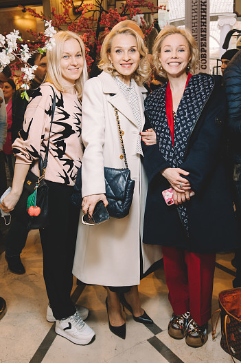 Екатерина Моисеева и Марина Зудина с гостьей мероприятия