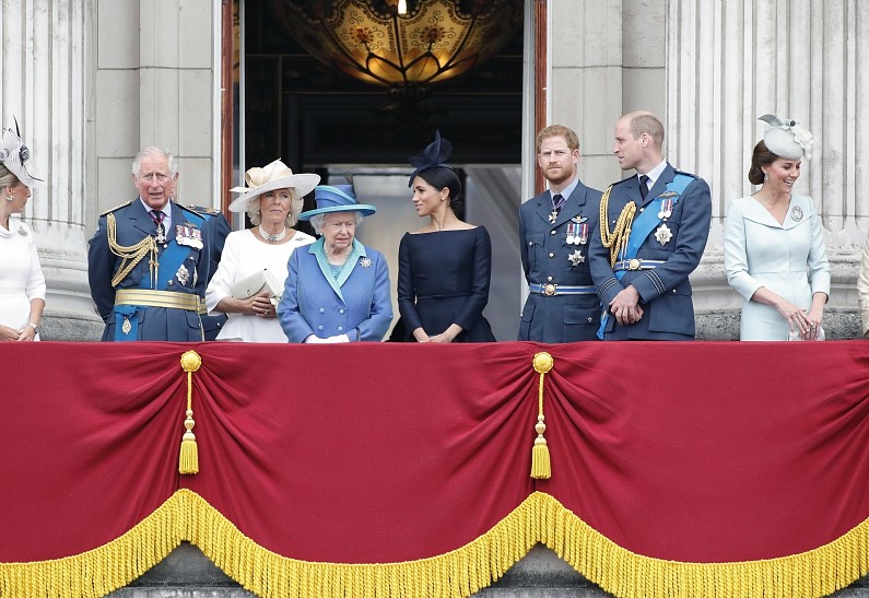 Королевская семья тепло поблагодарила известного журналиста за критику Меган Маркл и принца Гарри