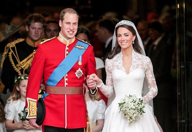 На свадьбе принца Уильяма и Кейт Миддлтон произошел забавный инцидент, связанный с тортом. Рассказываем!