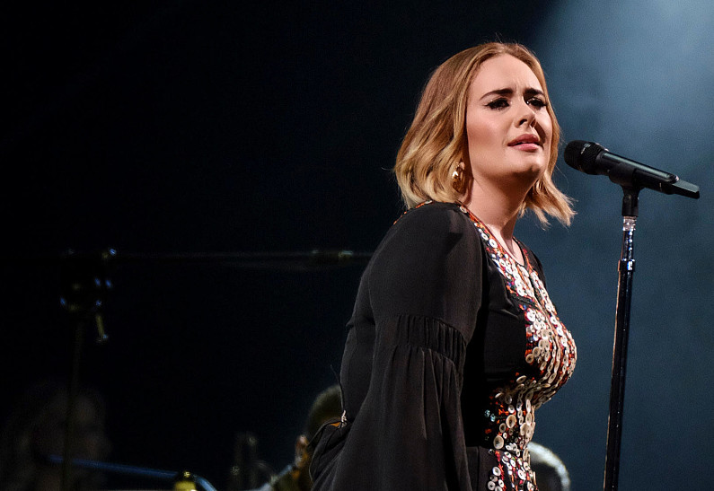 Адель лишилась отца, с которым не общалась много лет