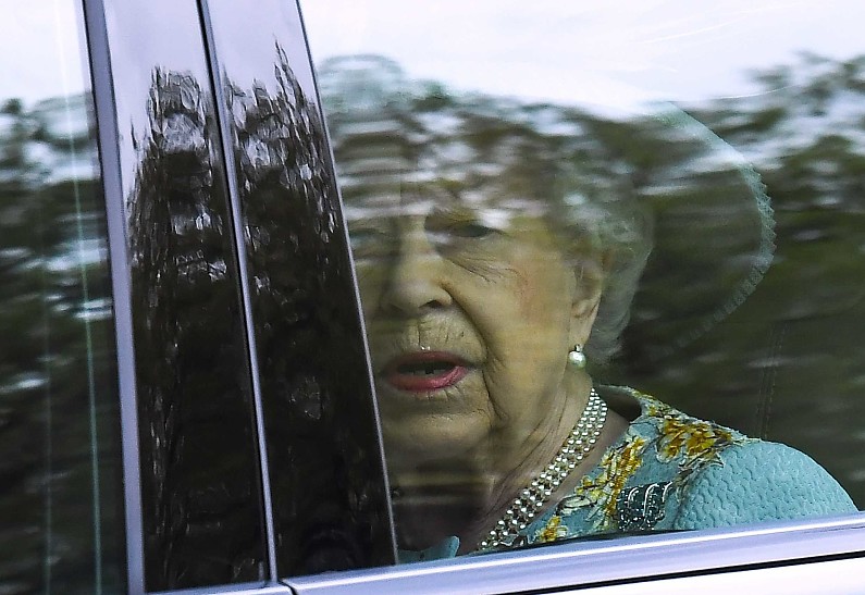 Без маски и без короны: первый публичный выход Елизаветы II после похорон принца Филиппа