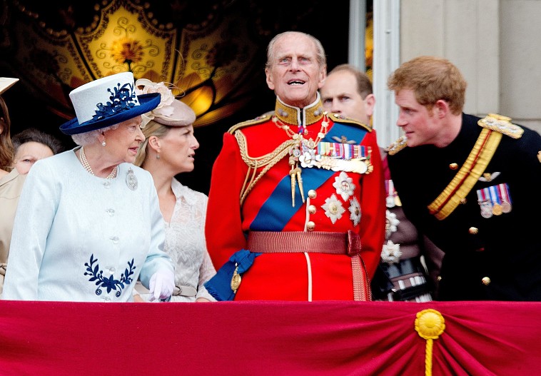 Елизавета II, принц Филипп и принц Гарри