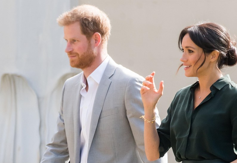 Сотрудники Елизаветы II настаивают на лишении принца Гарри и Меган Маркл высоких титулов. Подробности!