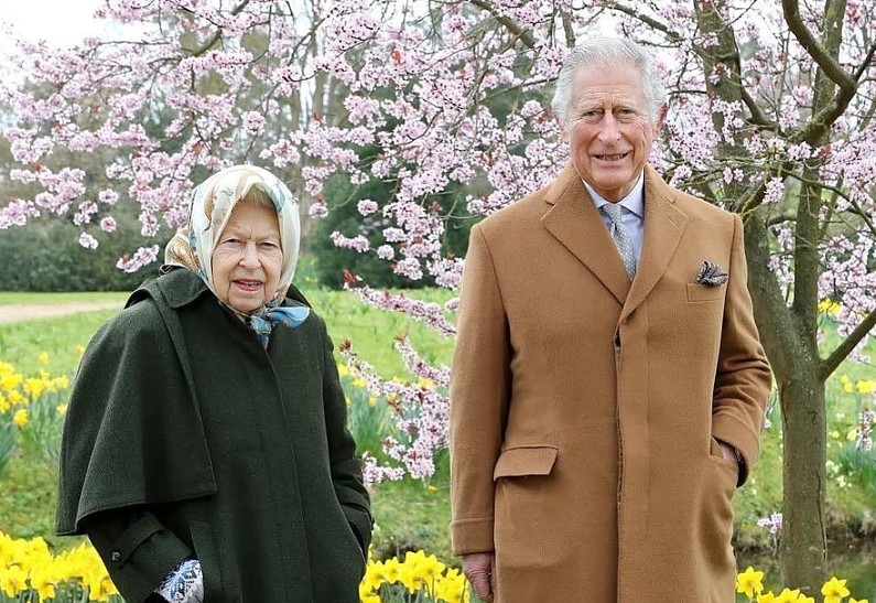 Принц Чарльз сделал особый подарок королеве Елизавете в честь ее 95-летия. Новое семейное фото!