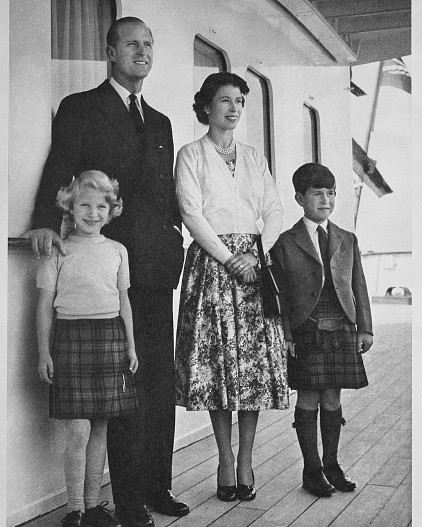 Принц Филипп и королева Елизавета с Анной и Чарльзом
