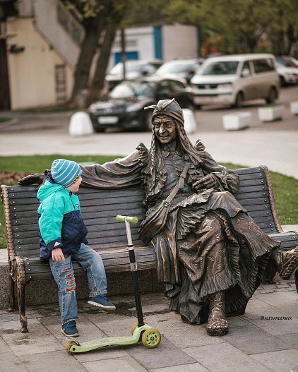 Скульптура Бабы Яги в Москве (ул. Тимирязевская, 17)