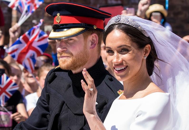 В сети поздравляют Меган Маркл и принца Гарри с годовщиной свадьбы. А как реагирует королевская семья?