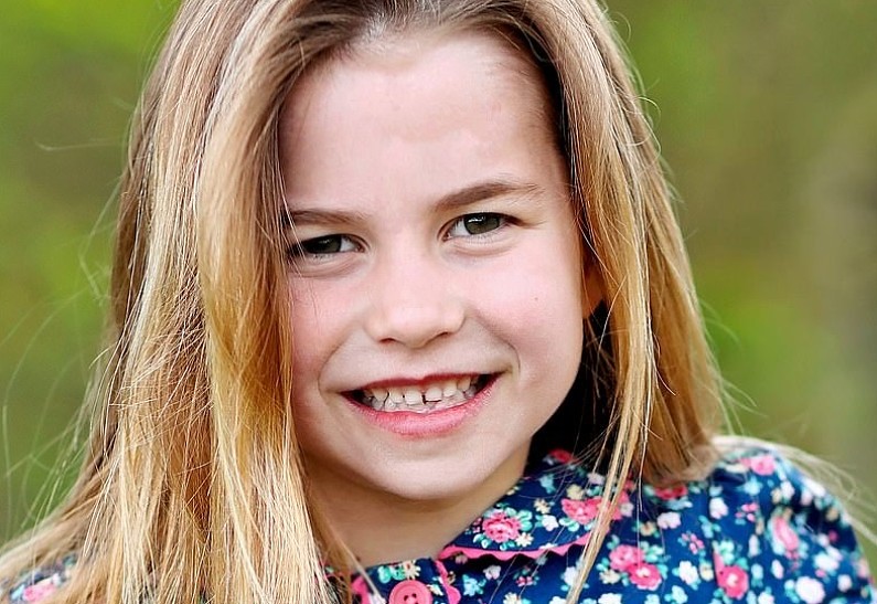 Юная леди: Кейт Миддлтон и принц Уильям показали новое фото заметно повзрослевшей дочери Шарлотты