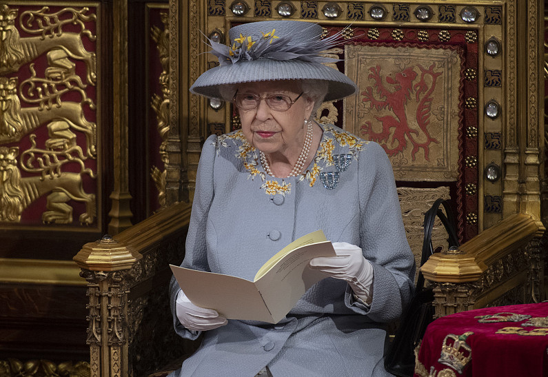 Как ни в чем не бывало: королева Елизавета появилась на публике после скандальных откровений принца Гарри