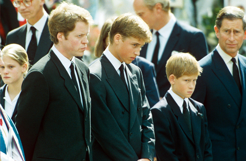 Чарльз Спенсер, принц Уильям, принц Гарри и принц Чарльз на похоронах принцессы Дианы