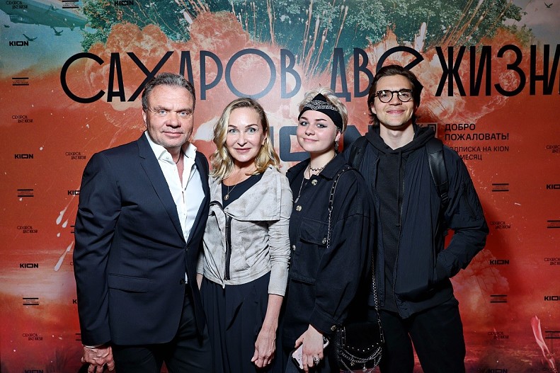 Игорь Мишин с семьей