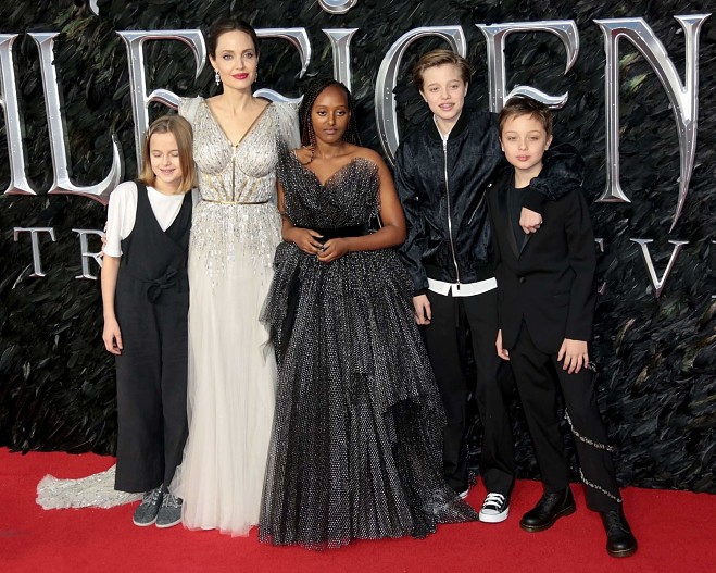 Анджелина Джоли с младшими детьми