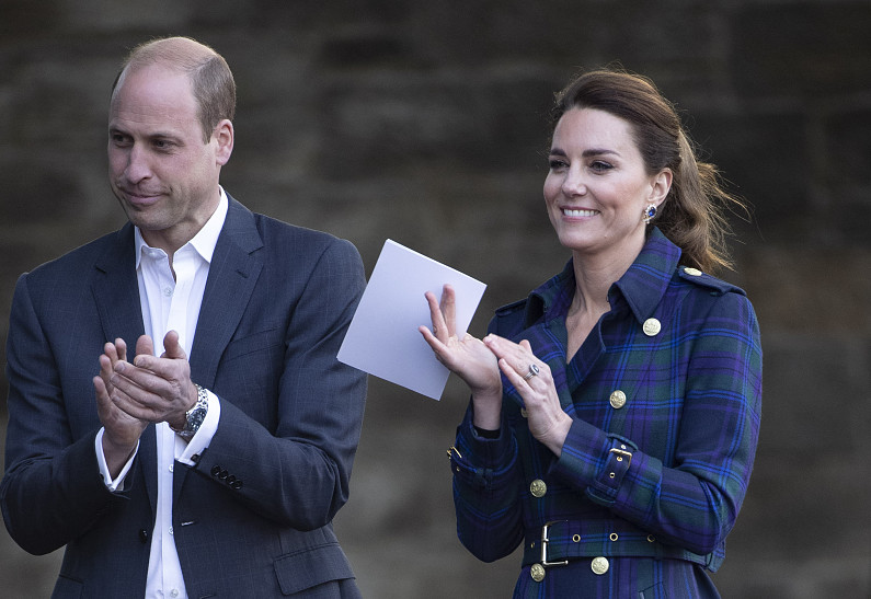 Кейт Миддлтон и принц Уильям обменялись шутками с Эммой Стоун накануне закрытого показа «Круэллы»