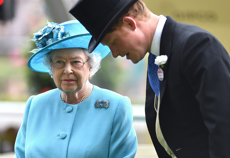 Принц Гарри жестоко обманул Елизавету II? Новые подробности конфликта в королевской семье