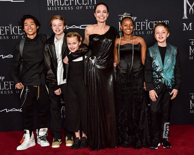 Анджелина Джоли с младшими детьми