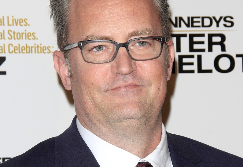 Продюсер «Друзей» заступился за Мэттью Перри после хейта в его сторону