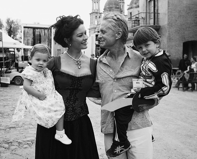 Кэтрин Зета-Джонс и Майкл Дуглас с детьми