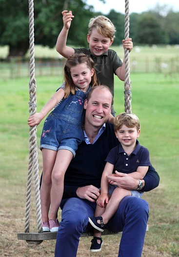Принц Уильям с детьми - принцем Джорджем, принцессой Шарлоттой и принцем Луи