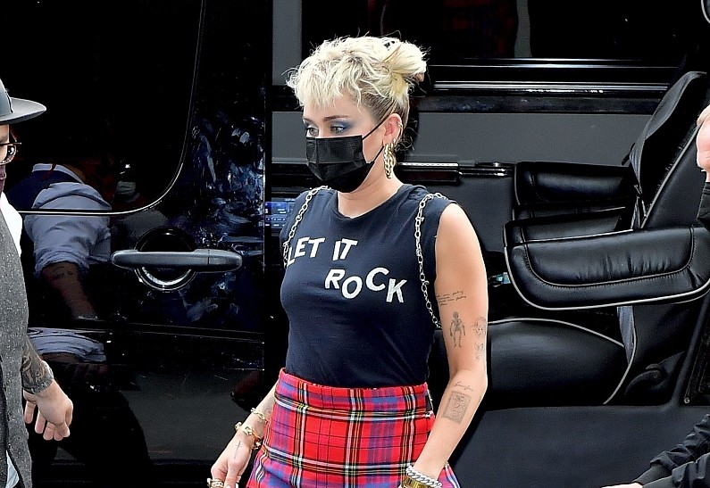 «Да будет рок»: Майли Сайрус восхитила яркими нарядами в Нью-Йорке. Фото!