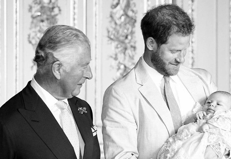 «Это очень печальная история»: принц Чарльз всего дважды видел своего внука Арчи