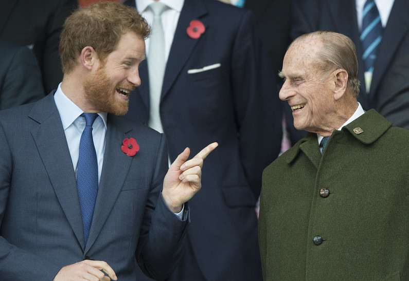 В сети обсуждают невероятное сходство покойного принца Филиппа и принца Гарри. Фото!