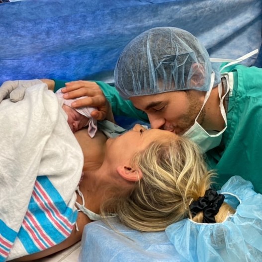 Анна Курникова и Энрике Иглесиас с новорожденной дочкой Машей