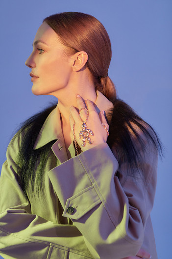 На Мерием: тренч MM6, кулон Chopard&nbsp;