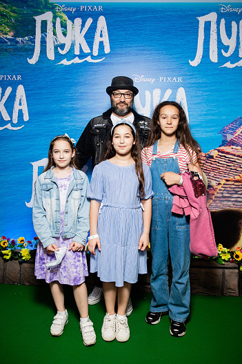 Михаил Козырев с дочерьми