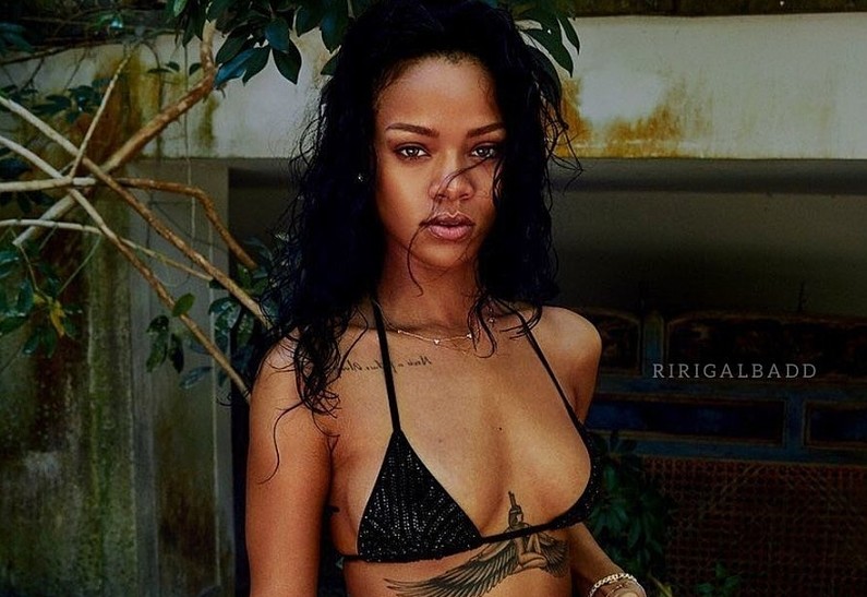 Горячо! Рианна поразила своими формами в откровенном нижнем белье