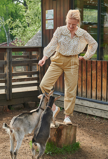 На Анне: блузка Mango, брюки Levi’s, кеды Mango