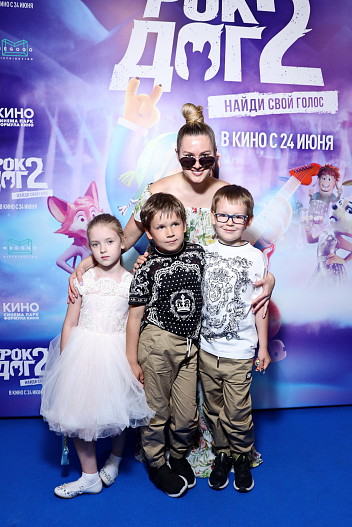 Мария Кожевникова с детьми