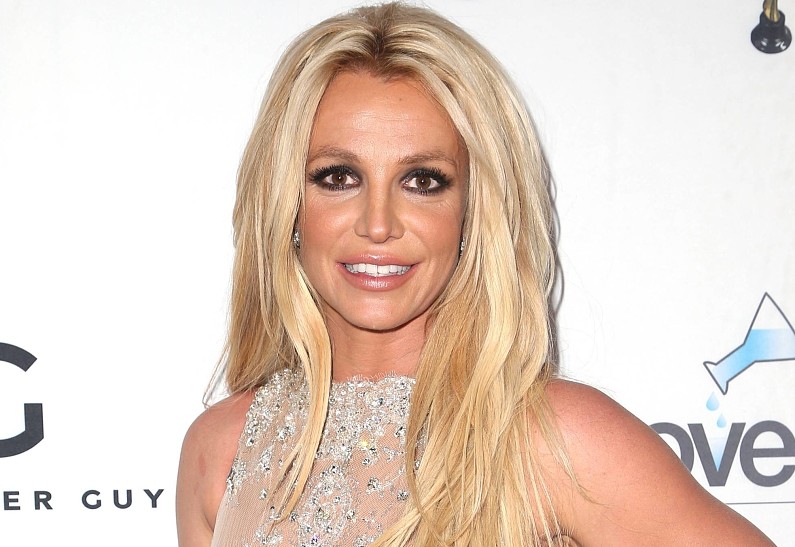 «Простите, что я притворялась»: Бритни Спирс извинилась перед поклонниками после выступления в суде