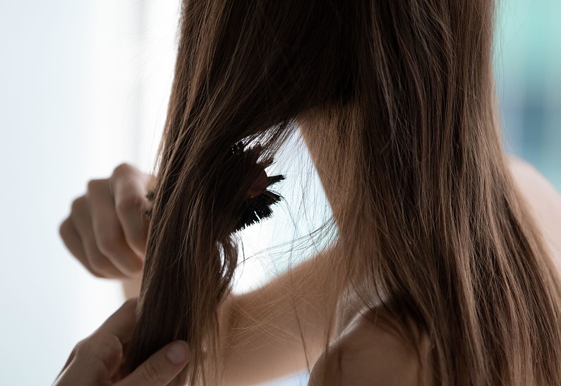 Заполнить пустоту: 9 советов от экспертов о том, как ухаживать за пористыми волосами