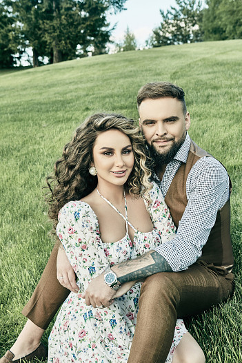 На Ане: платье Kiri Brand. На Станиславе: жилет, брюки, рубашка — всё Kanzler