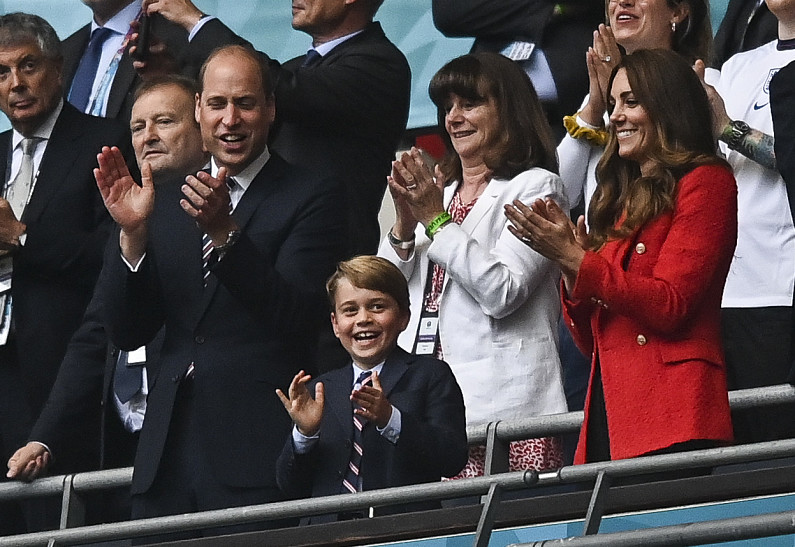 Принц Уильям и Кейт Миддлтон вместе с 7-летним сыном Джорджем посетили важный футбольный матч. Новый семейный выход!