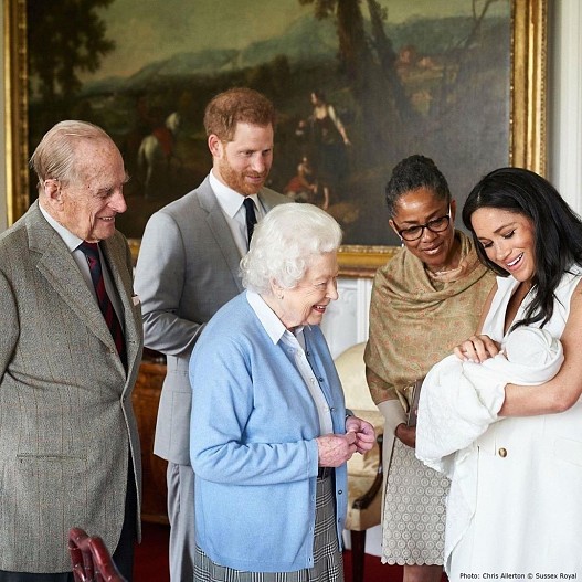 Принц Филипп, принц Гарри, королева Елизавета II, Дория Рэгланд, Меган Маркл с сыном Арчи