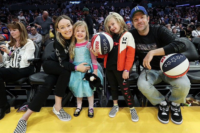 Оливия Уайлд и Джейсон Судейкис с детьми