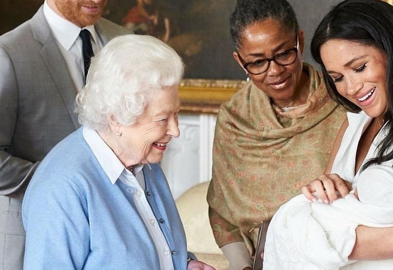 Королева Елизавета познакомилась лично с новорожденной дочерью принца Гарри и Меган Маркл. Подробности!