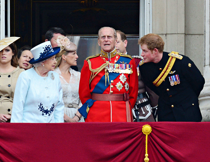 Королева Елизавета, принц Филипп и принц Гарри