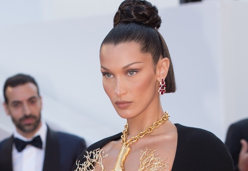 Экстремальный вырез и ожерелье в виде легких: Белла Хадид затмила всех в Каннах