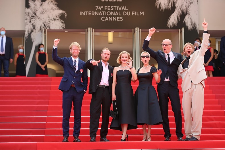 Илья Стюарт, Юра Борисов, Юлия Пересильд (платье Tegin, украшения Mercury, часы Rado), Чулпан Хаматова (украшения Mercury, туфли Gianvito Rossi, очки Alexander McQueen),&nbsp;Юрий Колокол...