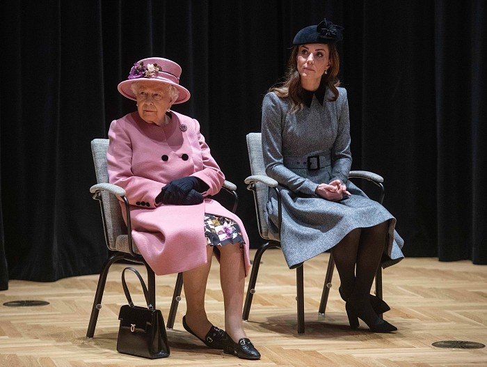 Королева Елизавета II и Кейт Миддлтон