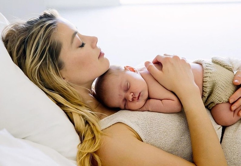 Неожиданно! Эмбер Херд впервые стала мамой