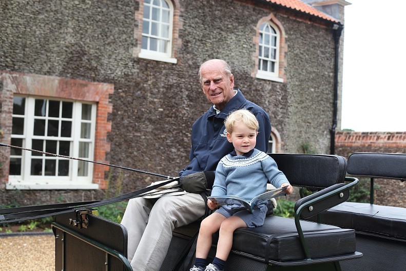 Принц Филипп с двухлетним правнуком принцем Джорджем
