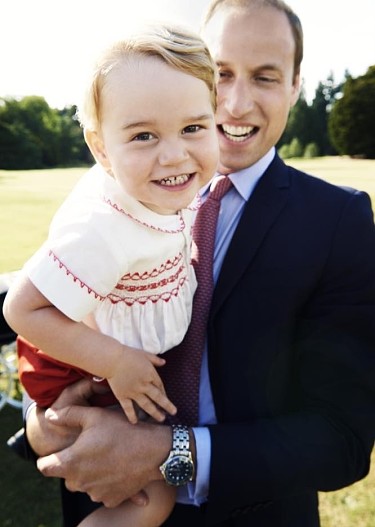 Приц Уильям держит на руках принца Джорджа