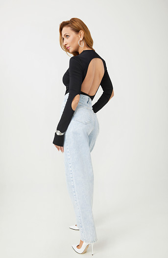 На Татьяне: боди Givenchy (ЦУМ), джинсы Isabel Marant («Крокус сити Молл»), туфли Dolce & Gabbana (ЦУМ), часы Chopard Happy Sport, серьги Chopard High Jewellery